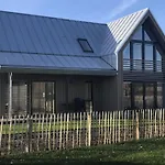 Modern Design Lodge Directly At The Water