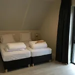 Modern Design Lodge Directly At The Water
