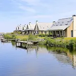 Modern Design Lodge Directly At The Water