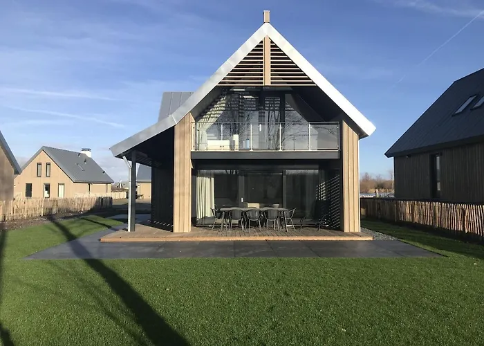 Modern Design Lodge Directly At The Water