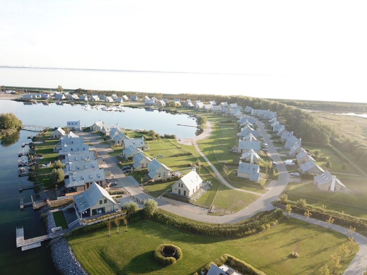 Modern Design Directly At The Water Vakantiehuis Tholen