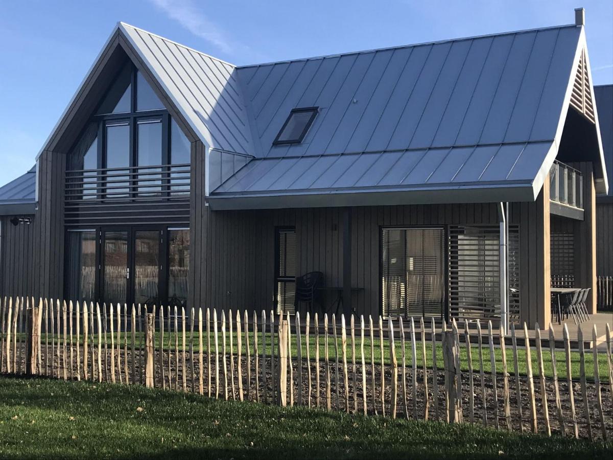 Modern Design Directly At The Water Vakantiehuis Tholen