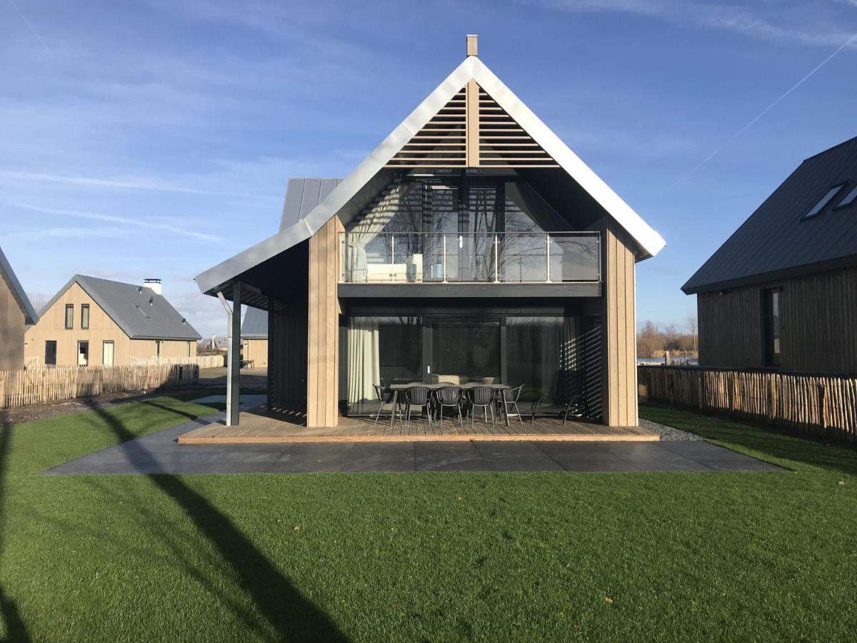 Vakantiehuis Modern Design Directly At The Water Tholen