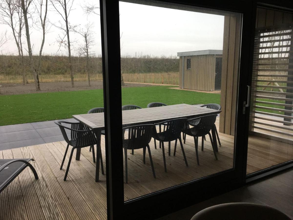 Modern Design Directly At The Water Vakantiehuis