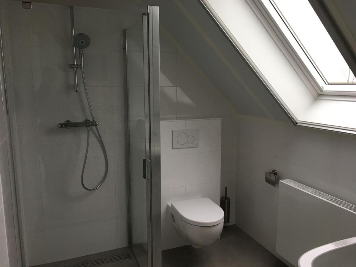 Vakantiehuis Modern Design Directly At The Water Tholen