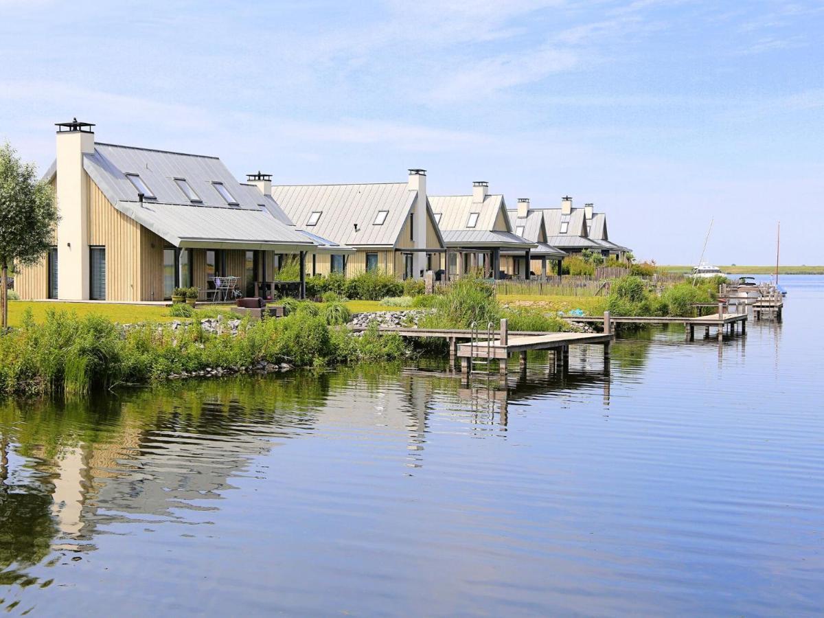 Vakantiehuis Modern Design Directly At The Water